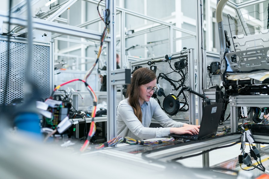 Profissional monitorando dados de segurança do trabalho em ambiente industrial